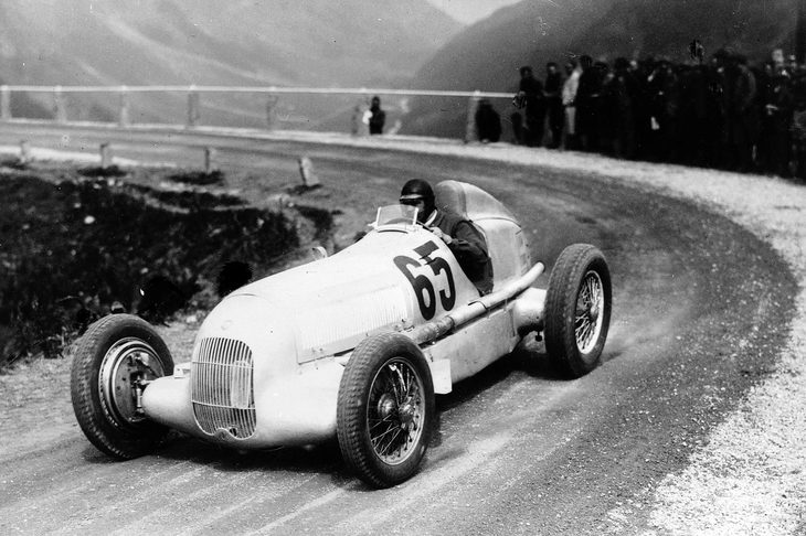 1934年に登場した「メルセデス・ベンツW25」。改良を重ねて1937年まで使用され、グランプリをはじめとするあまたのレースで勝利を挙げた。