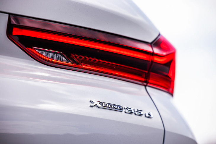 「X6 xDrive35d Mスポーツ」の車両本体価格は1198万円。X6には同モデルと4.4リッターV8ターボエンジンを搭載する「X6 M60i xDrive」、そして「X6 Mコンペティション」がラインナップされる。