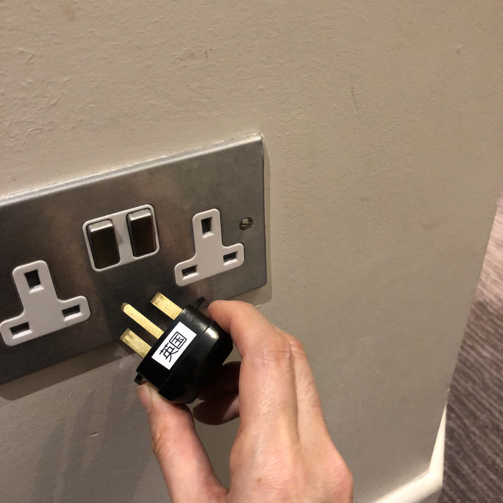 英国の安宿に泊まるとき、もうひとつ気がかりなのは、この独特な変換プラグを持参せねばならないこと。