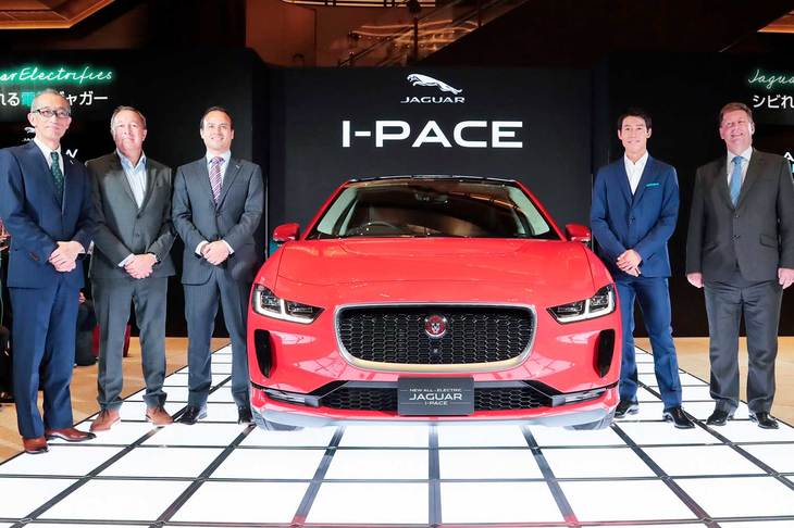 右から発表会に参列したポール・マデン駐日英国大使、ジャガーのアンバサダーを務めるプロテニスプレーヤーの錦織 圭選手、ジャガー・ランドローバー・ジャパンのマグナス・ハンソン代表取締役社長、ジャガーのジュリアン・トムソン クリエイティブデザインディレクター、ジャガー・ランドローバー・ジャパンのマーケティング・広報部 若林敬一ディレクター。