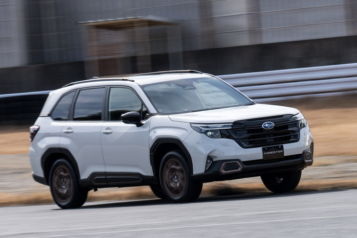 袖ヶ浦フォレストレースウェイを走行する「フォレスター スポーツEX」。重量が大きく異なるので、ターボ車とハイブリッド車では足まわりのチューニングが異なっている。