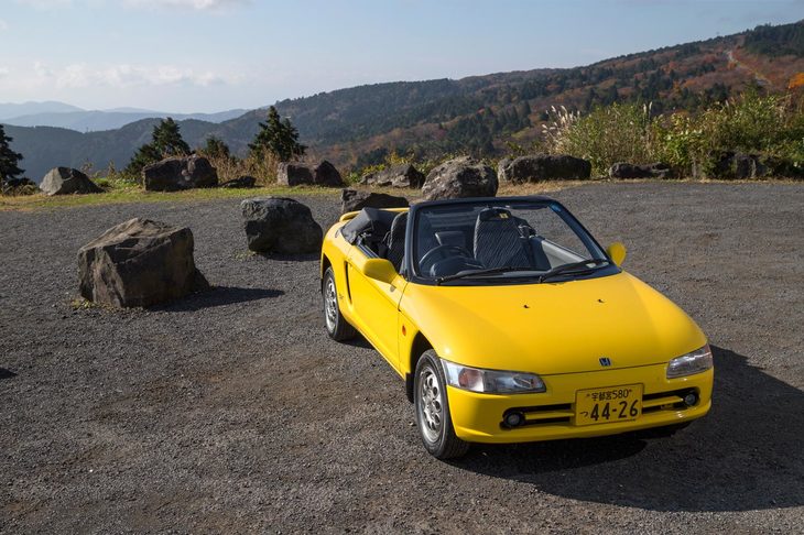 1990年代に活躍した「ビート」は、「S660」と同じ軽規格のミドシップスポーツカー。今でも根強い人気を誇っている。