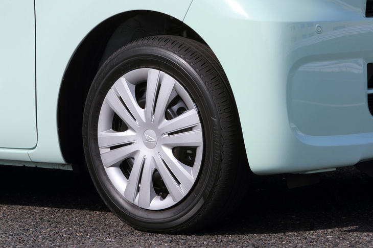 「タントXターボ」のタイヤサイズは155/65R14。ブリヂストンの低燃費タイヤ「エコピアEP150」が装着されていた。