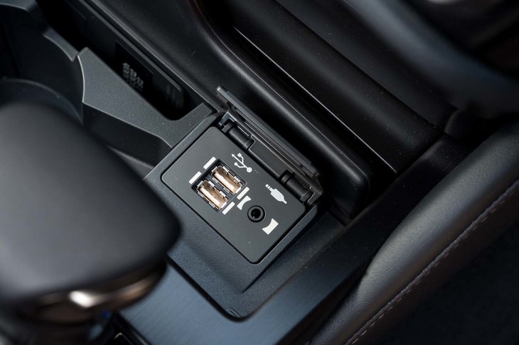シフトセレクターの前方に2基のUSBタイプAポートが、コンソールボックス内には2基のUSBタイプCポートが用意されている。