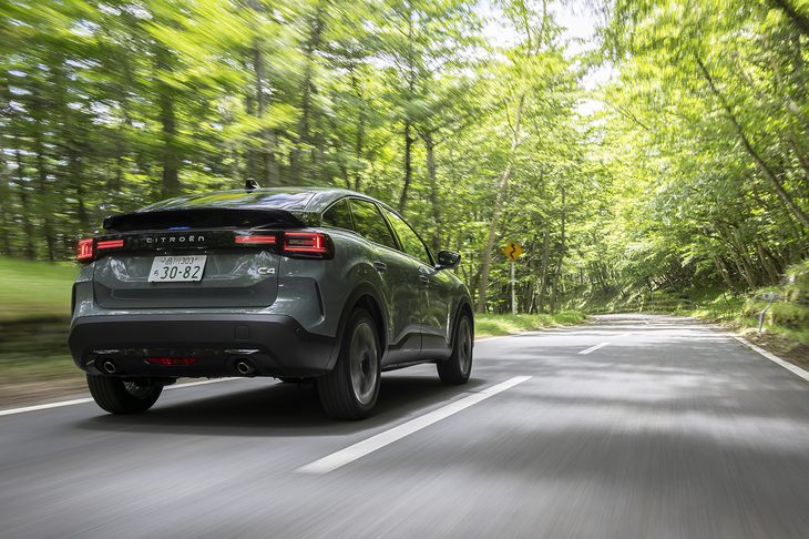 こうしたオープンロードでは問題ないのだが、ストップ＆ゴーを繰り返す渋滞時などにギクシャクするのが新しいマイルドハイブリッドの難点。同じシステムを使う「フィアット600ハイブリッド」や「アルファ・ロメオ・ジュニア」にも同じ傾向がある。