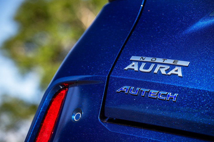 「日産ノート」の「AUTECH」バージョンは、従来型が「ノート」をベースモデルにしていたのに対して、最新型は「ノート オーラ」をベースに開発。車両本体価格は今回試乗したFF車が305万0300円、4WD車が333万1900円となる。