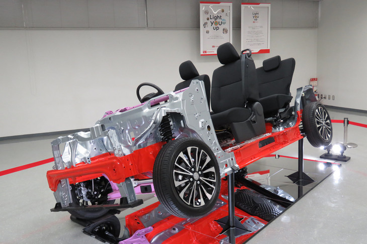 技術説明会の会場に展示されていた、新型「タント」のプラットフォーム。“良品廉価”を実現するため、各所にダイハツが培ってきたノウハウが取り入れられている。