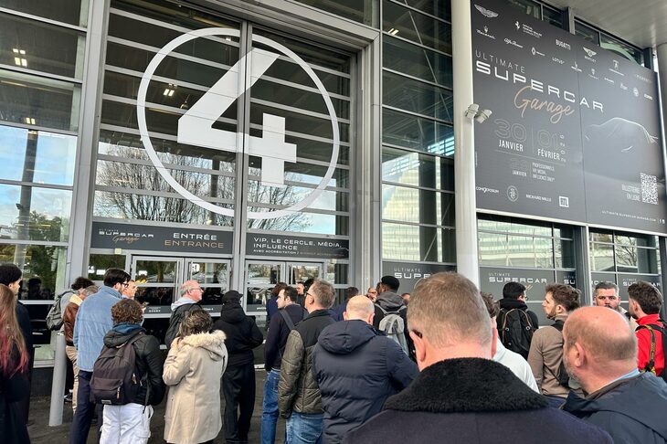 「アルティメート・スーパーカーガレージ」（以下USG）に直接アクセスできる入り口でも、多数の来場者が開場を待っていた。