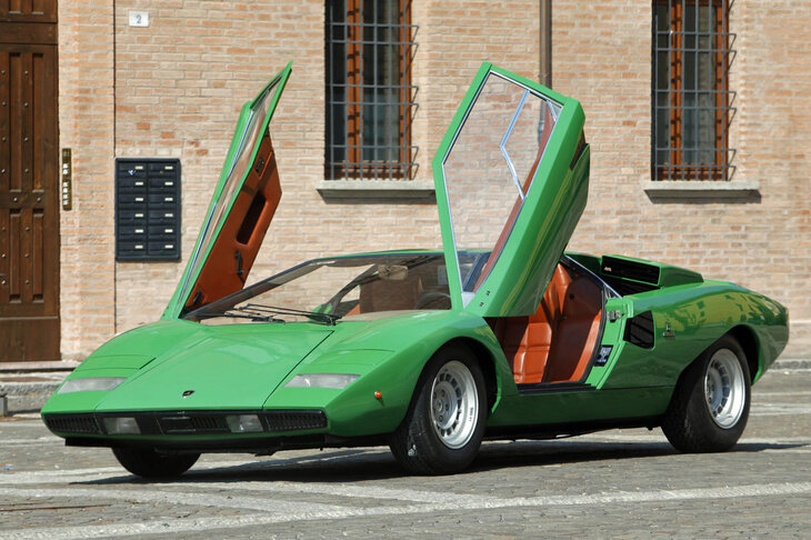 初期モデルの「カウンタックLP400」。スーパーカーブームの折には、日本でも多くのファンがこのシザーズドアに熱狂した。