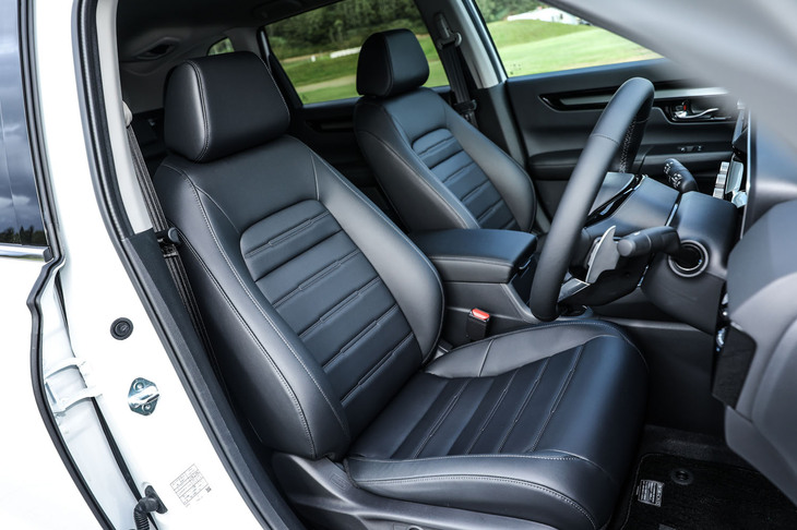 シート表皮は合成皮革のプライムスムース。横ステッチが主張するクラシカルなデザインがいい感じ。