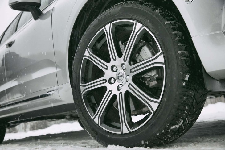 試乗車「XC60 T8 Twin Engine AWDインスクリプション」の8スポーク20インチホイール。タイヤはピレリの「スコーピオン ウインター」が組み合わされていた。