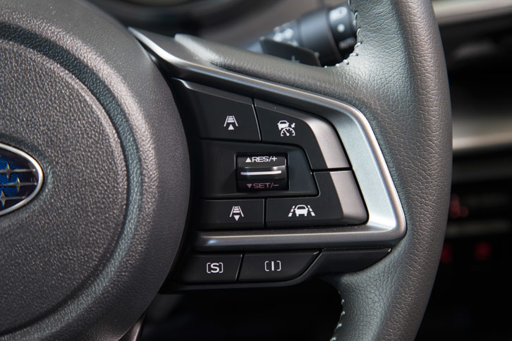ステアリングホイールに備わるアダプティブクルーズコントロールと、走行モード切り替え機構「SIドライブ」の操作スイッチ。走行モードには「I」（インテリジェントモード）と「S」（スポーツモード）の2種類が用意される。
