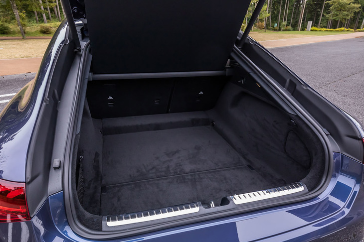 「EQS」は、リアにハッチゲートを備えた5ドア車。荷室の容量は5人乗車の通常使用時が610リッター、リアシートの背もたれを前方に倒すと最大1770リッター（VDA法）に拡大できる。