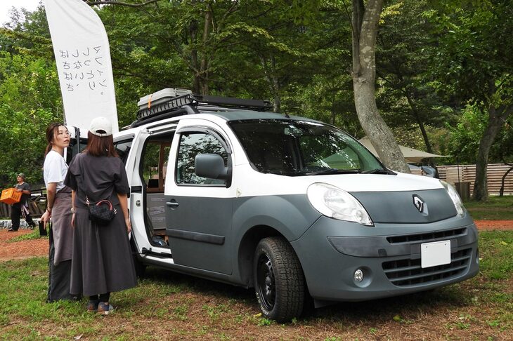 「HODOSANDO COFFEE STAND」のケータリングカーは、ご覧のとおり「ルノー・カングー」。ご夫婦のお手製で、コーヒーも淹（い）れられるよう、中にはシンクなどがきちんと設けられていた。