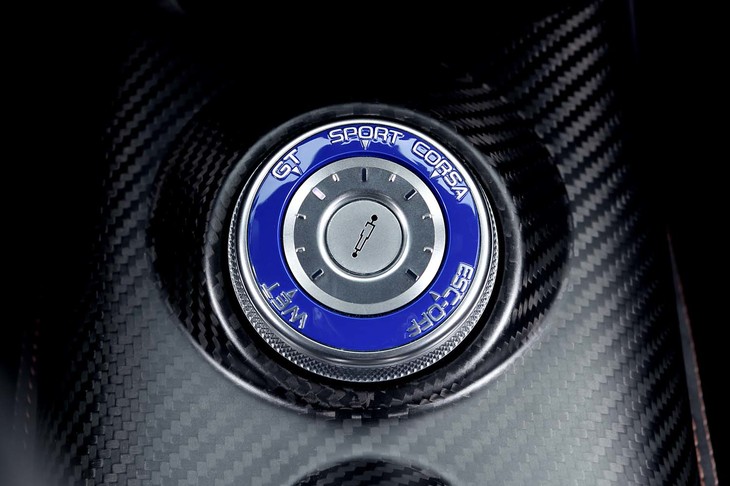 鮮やかなブルーで彩られた走行モードのセレクターは、センターコンソール上に配置されている。モードはGT／スポーツ／コルサ／ウエットの4種類。