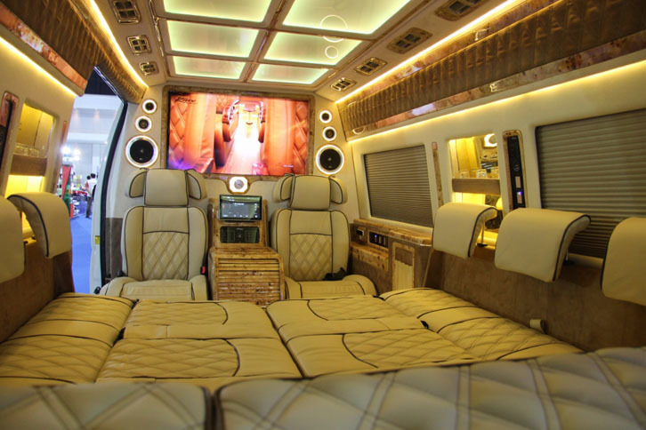 この「ハイエース」は、インテリアを豪華に仕立てたタイならではの一台です。シートはすべて交換され、写真のように3列目以降はベッドになる設計。インテリアの内張りはすべて交換するという手の込んだ作りですね。こういったタイで多く見かける豪華仕様のハイエースを、一部の人たちは「タイエース」と呼ぶとか呼ばないとか。