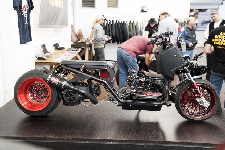 オーストラリア生まれのカスタムスクータースタイルのブランド、Hunter Scooterのプロダクトをベースに、さらにカスタムを進めたマシン。スタンダードの「Hunter150」はやや腰高のシルエットだが、この車両は前後サスペンションをローダウンし、ロー＆ロングなスタイルを造り上げている。