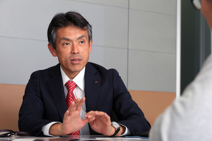 ＜山内裕司氏 プロフィール＞
	1996年三菱自動車工業 研究部入社。2008年にMRDA（ミツビシ・モーターズ・アールアンドディー・オブ・アメリカ・インク）実験部GM、2010年に同社 開発担当副社長を経て、2014年に三菱自動車の協業企画推進室 室長に就任。2015年にC&D-seg プロダクトエグゼクティブに就く。2017年からC&D-seg プログラムダイレクターを務める。