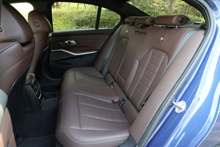 フロントシートと同様に、「モカ」の「ヴァーネスカレザー」で仕立てられたリアシートの背もたれにも、アルピナのエンブレムが備わる。足もとや頭上スペースは、ベースとなる「BMW 3シリーズ」に準じたものとなる。