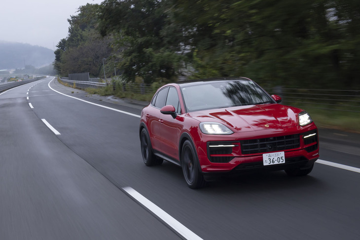 パワーユニットは最高出力500PS、最大トルク660N・mの4リッターV8ツインターボエンジン。改良前よりも40PSと40N・m強力になった。