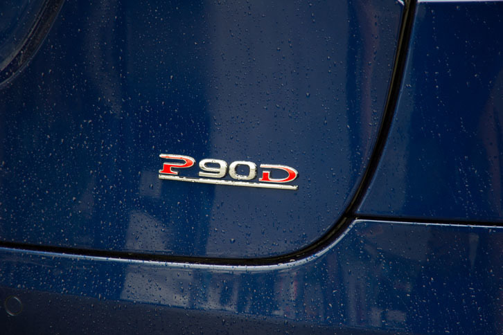 試乗車のグレードは「P90D」。グレード名の“P”はパフォーマンスで、モーター出力が強化されていることを表す。“90”は走行用バッテリーの容量（90kWh）を示している。末尾の“D”はデュアルの意味で、前後それぞれの車軸にモーターが備わる4WD車であることを意味する。