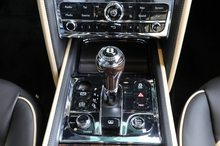 ローレット加工が施される4つの走行モードを切り替えるセレクトスイッチ（左下）。今どきのモデルらしく、エンジンスターターやパーキングブレーキもバイワイヤ式を採用している。