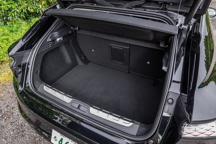 後席使用時の荷室容量は430リッター。後席背もたれを前方に倒せば最大1240リッターに拡大できる。試乗車には「パッケージオプション」に含まれるハンズフリー電動テールゲートが備わっていた。