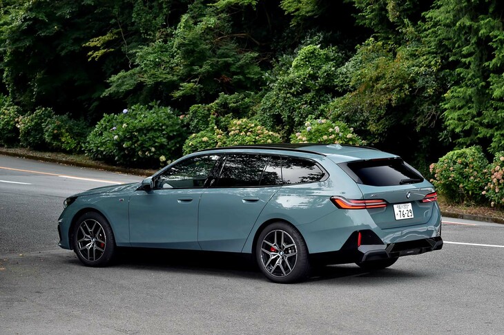 【BMW 523d xDriveツーリングMスポーツのスペック】
	ボディーサイズ：全長×全幅×全高＝5060×1900×1515mm／ホイールベース：2995mm／車重：1940kg／駆動方式：4WD／エンジン：2リッター直4 DOHC 16バルブ ディーゼル ターボ／モーター：交流同期電動機／トランスミッション：8段AT／エンジン最高出力：197PS（145kW）/4000rpm／エンジン最大トルク：400N・m（40.8kgf・m）/1500-2750rpm／モーター最高出力：7PS（5kW）/6000rpm／モーター最大トルク：25N・m（2.5kgf・m）/500rpm／タイヤ：（前）245/45R19 102Y XL／（後）245/45R19 102Y XL（ピレリPゼロ）／燃費：15.7km/リッター（WLTCモード）／価格：960万円
	
	【取材時の燃費データ】
	テスト距離：367.1km（市街地2：高速道路6：山岳路2）／使用燃料：33.8リッター（軽油）／参考燃費：10.9km/リッター（満タン法）／11.2km/リッター（車載燃費計計測値）