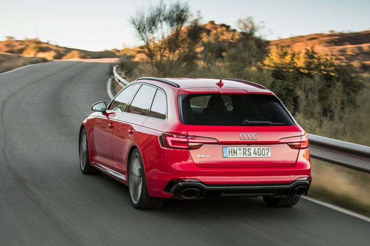 
	0-100km/h加速を先代よりも0.6秒速い4.1秒でこなす、新型「アウディRS 4アバント」。最高速度はリミッターの作動する250km/hで、オプションの「RSダイナミクスパッケージ」を選択した場合は280km/hにまで引き上げられる。
	