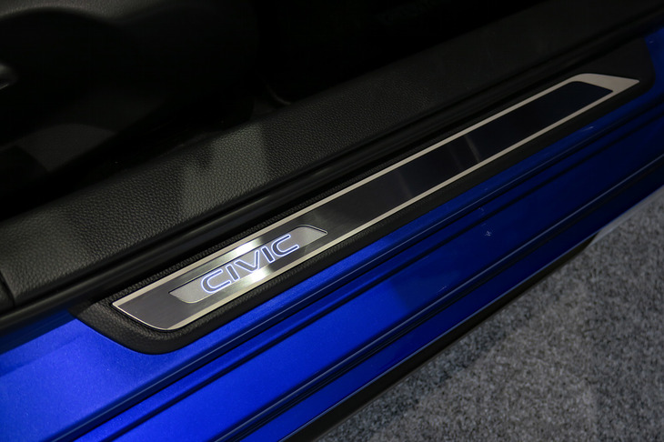 ホンダ・シビックLX ホンダアクセス用品装着車（サイドステップガーニッシュ）