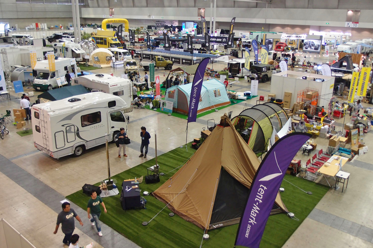 「カートラジャパン2018」の会場の様子。“クルマ旅”の推進をテーマに掲げるイベントとあって、キャンピングカーやテントが多く目につく。ペット同伴のクルマ旅も意識されており、ブース全体の4分の1は犬猫（主に犬）関連用品の展示が占める。