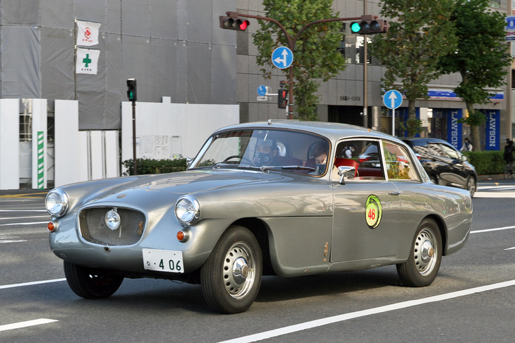 柳橋を通過して両国橋に向かう1960年「ブリストル406」。2014年に急逝したモータージャーナリストの川上 完氏が残したクルマ。クラシックなロールス・ロイス／ベントレー中心のワクイミュージアムを主宰する涌井清春氏がドライブした。