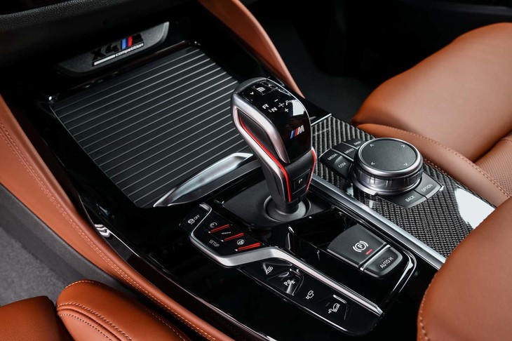 
	レッドの差し色や「M」のロゴでドレスアップされた8段ATのシフトレバー。周囲にはカーボンパネルがあしらわれる。
	