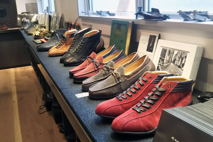 工場2階のショールームに並べられた、色とりどりのシューズ。スタッフさんは皆クルマ好きで、自動車談義に花が咲いた。