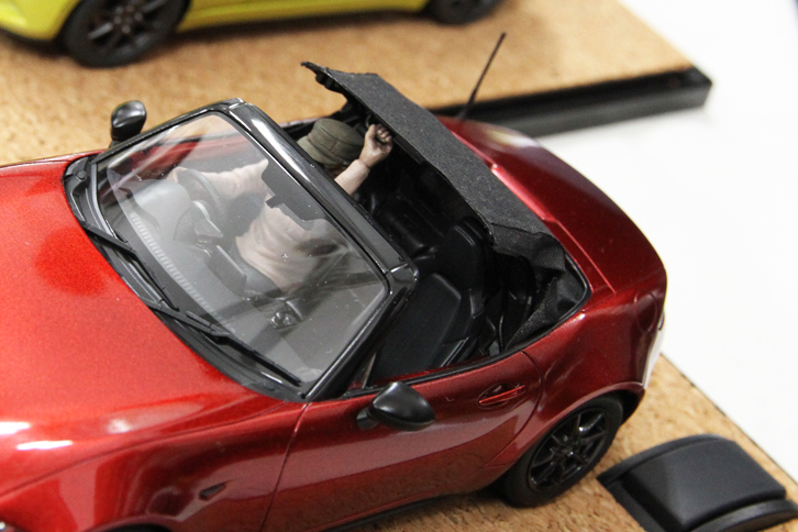 「マツダ・ロードスターRF」と同じモデラー氏によるタミヤ製1/24「ロードスター（ND）」。雨傘の素材を使ったというソフトトップの開閉は、運転席に座ったドライバーのフィギュアが自ら行う。駆動はやはりモーターである。