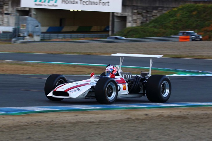 「Story of Honda F1」で走行を披露した「ホンダRA301」。ドライバーは、ジェンソン・バトン選手だ。予定されていた中嶋 悟氏と「ロータス100T」のデモランは、残念ながらキャンセルとなった。