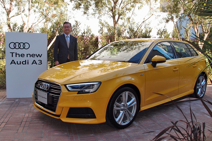 マイナーチェンジした最新型「アウディA3」と、斎藤 徹アウディ ジャパン社長。