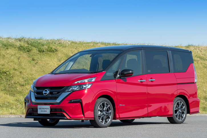 エクステリアはNISMOらしい精悍（せいかん）でスタイリッシュなデザイン。LEDヘッドランプ、ハンズフリーオートスライドドア（両側）、プロパイロットは標準装備される。