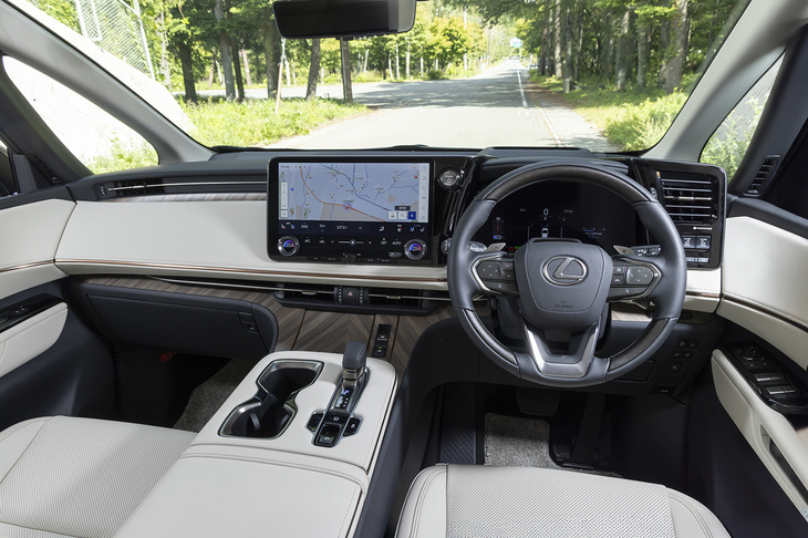 前席まわりはドアパネルとダッシュボードを滑らかな曲線でつないだ包まれ感の高い空間。4人乗りの“エグゼクティブ”では職業ドライバーの人が座ることが多いはずだが、快適性は文句なしだ。