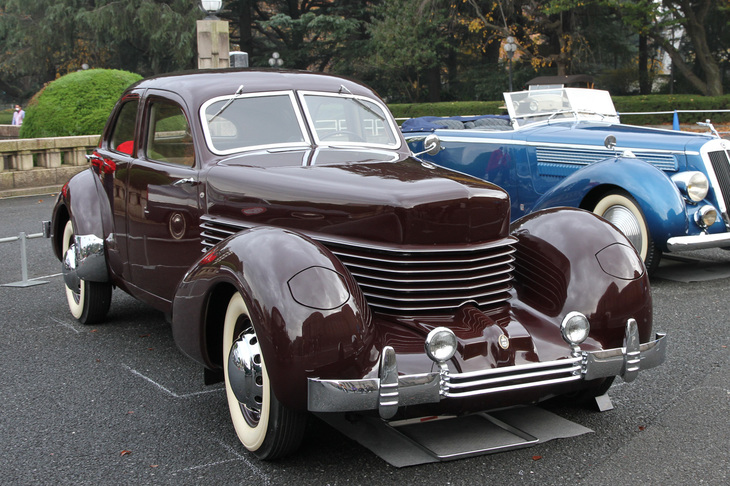 参考までに1936年「コード810」。「コルベット」や「トロネード」より約30年も前にリトラクタブルライトや4.7リッターV8エンジンによるFFを採用していたモデル。これはトヨタ博物館が所蔵する4ドアセダンだが、ほかに「コンバーチブルフェートン」（4座）と「コンバーチブルクーペ」（2座）があった。