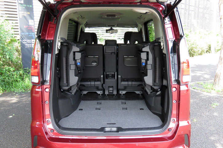 日産セレナ ハイウェイスターG（ラゲッジスペース 3列目格納時）