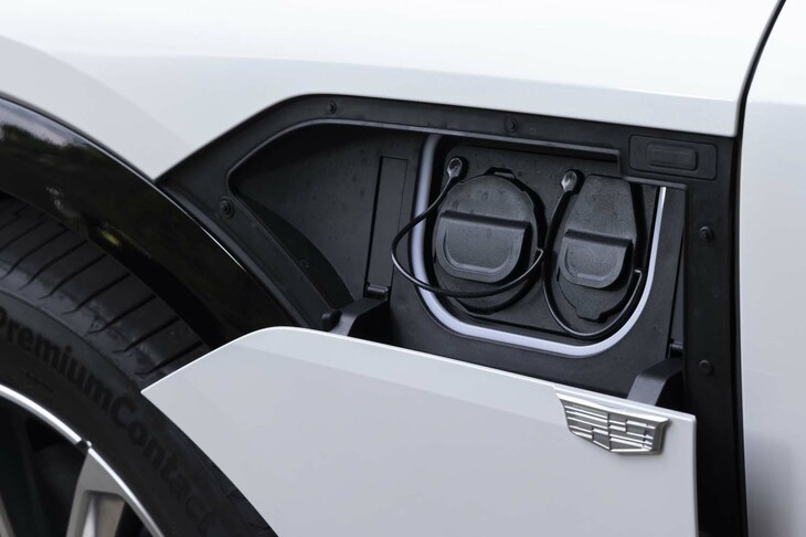 充電口は左のフロントフェンダーパネルに配置される。受電能力については、米国仕様は「190kWの急速充電に対応」とされているが、日本仕様の詳細は非公開。ただし、「出力50kWの急速充電器なら30分で約120km、90kWの急速充電器なら30分で約150km走行分の電気を回復できる」とされる。