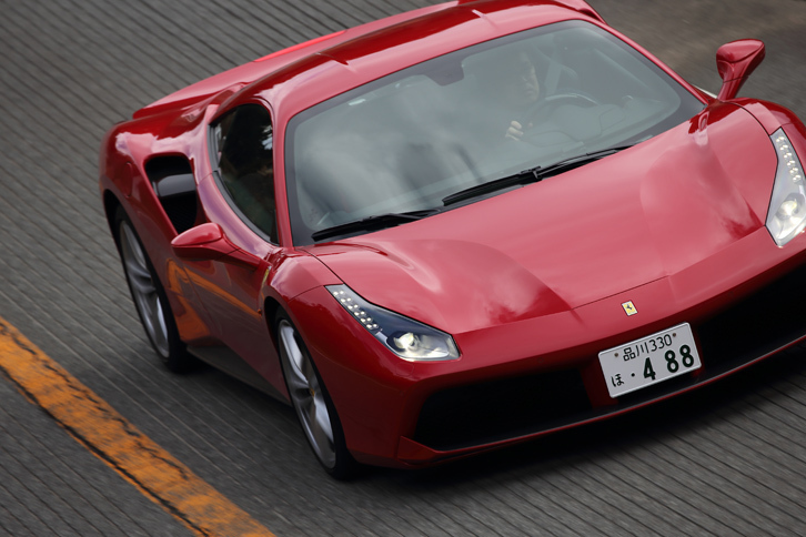 
	3.9リッターV8ターボを搭載する、ベルリネッタとの対話の仕方とは？　ミドシップ・フェラーリの魅力を明らかにする。（photo：北畠主税）
	