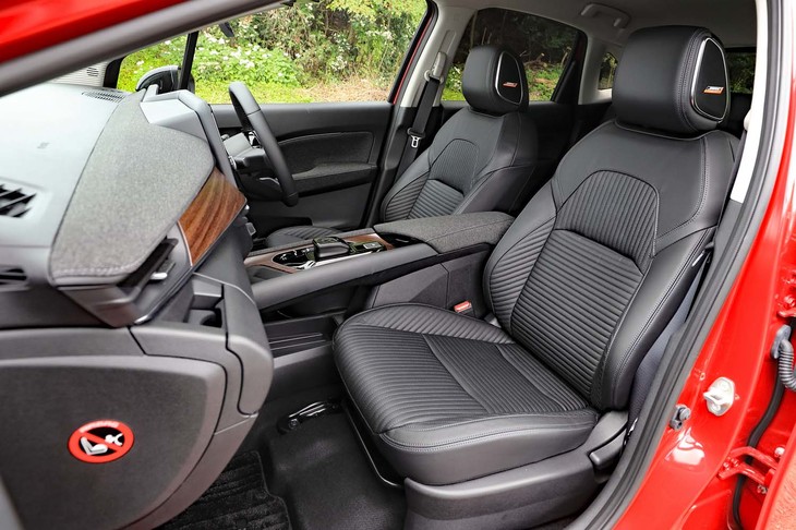 「レザーエディション」ゆえに本革シートを標準装備。「ノート」の最上級グレードにも同じシートがオプション設定されているが、BOSEのヘッドレストスピーカーは装着できない。