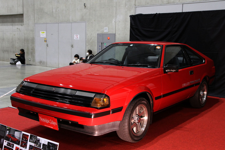 ネオヒストリックカー専門誌『ハチマルヒーロー』の表紙を飾った1984年「トヨタ・セリカ リフトバック1600GT-R」。リトラクタブルライトを採用した3代目セリカの後期型。