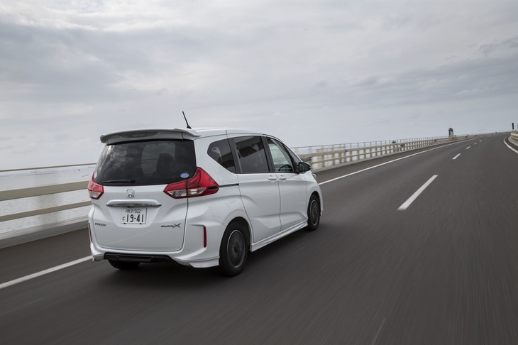 「フリード モデューロX」も専用サスペンションを装着。空力性能と相まってフラットなライドフィールや高い車両応答性を実現した。