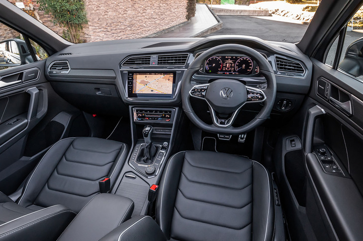 コックピットの基本デザインは他の「ティグアン」に準じているが、「R」エンブレム付きのレザーステアリングホイールやアルミ調ペダル、専用表皮のシートなどを装備。スポーティーな雰囲気が演出されている。