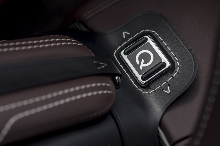 ヴァンテージGT12ロードスター（アームレスト後方のエンブレム）