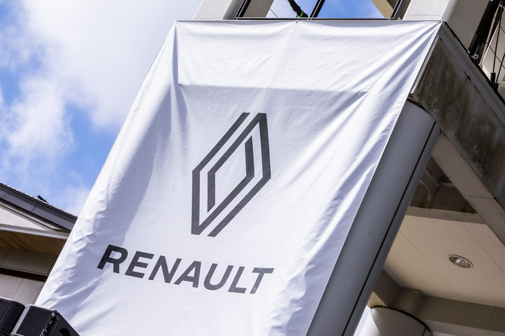 シアターひびきのステージ横に掲げられた「RENAULT」のフラッグ。