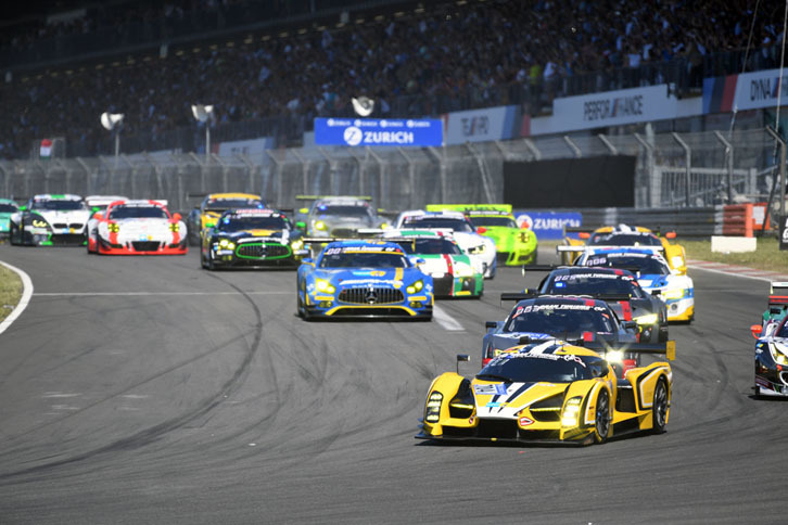 2017年の大会には160台が集結。決勝は5月27日の15時30分に幕を開けた。レースウイークは好天に恵まれ、各車スタート直後から激しいバトルを展開。フィニッシュ直前に降り出した雨がドラマを演出した。